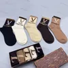 Tasarımcı Çoraplar Erkek Kadın Mektup Baskılı Çorap Moda Four Seasons Nakış Çorap Pamuk Kaliteli Kişilik Sporları Kısa Çorap Beş Çift Kadın Kız Kutu