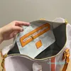 Yeni Varış Tasarımcı Duffel Bags Erkekler Yüksek Kaliteli Deri Seyahat Çantası Bagaj Hafta Sonu Çanta Günü Debriyaj Gym Bag Çanta