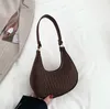 Lyxdesigner kvinnor underarm hobo väska 2023 Nytt populärt enkelt mode stenmönster messenger väska fast färg stor kapacitet damer crossbody väska handväska