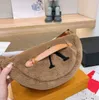 حقيبة حقائب الخصر الشتوية مصمم بوم للنساء للرجال أزياء Lambswool Crossbody أكياس الكتف