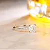 Anelli a grappolo rotondi da 1,2 ct Moissanite in oro bianco massiccio 14k Anello di fidanzamento da donna Matrimonio romantico per gioielli di coppia