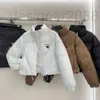 Parkas femininas designer 2023 outono/inverno novo triângulo de metal corte 3d locomotiva pão curto para baixo casaco para mulher h9gb