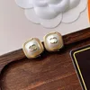 Pendientes chapados en oro de 18 quilates Pendientes con dijes para niñas Diseñador Amantes de la joyería Letras Pendientes de amor Accesorios de marca de lujo Embalaje de regalo premium Familia