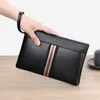 Großhandel Herren Umhängetaschen 2 Farben Täglich Joker Einfarbige Leder-Clutch-Tasche Weiche, leichte und einfache Aufbewahrungsbrieftasche Einfaches Bandspleißen Mode-Geldbörse 1066#