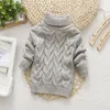 Pullover pojkar flickor turtleneck tröja kappa ren färg baby barn tröjor mjuka stickade pullover barn tjockare tröja fall vinterkläder 230912