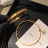 Pulseira colorida de ouro pérola rosa de rosa francesa para feminino LUZ LUZ FURO NICE requintado jóias de aço de titânio de alta qualidade