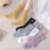 Chaussettes japonaises à Double aiguille pour femmes, couleur unie, côté oreille en bois, petit chrysanthème brodé, mi-tube