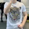 Homens camisetas Verão Europeu Pesado Indústria Tigre Padrão Diamante Moda Luz Luxo Versátil Homens Slim Redondo Pescoço Manga Curta