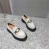 kvinnors casual skor mode retro läder brittisk stil avslappnad små läderskor designer tjocka sulor ökar metallkedjan loafers