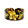 Bransoletka Bangle Flower Women z Plumeria Flowers Acryl Mankiet Bangles dla Polinezjusza Pacyfiku Tropikalne wyspy 230911