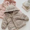 Płaszcz w dół 2023 Zima nowa ciepła płaszcz dla dziecka długie rękawowe kurtka śliczna dziewczyna dla dzieciaku kwiatowy strój z kapturem zagęszczenie ubrania dla niemowląt R230912