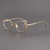 Die reine, handgefertigte Mode des Designers MASUNAGA mit dem gleichen ultraleichten Titan-Brillengestell W kann mit japanischer, mehrfarbiger Herrenmode und Business-Männer mit Kurzsichtigkeit kombiniert werden