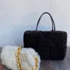 Bolsas de noche de lujo de piel sintética tejida, bolso grande de diseñador para mujer, bolsos de lana de cordero, bolsos grandes de felpa cálidos a mano para mujer 2023