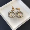 2022 Nouvelles boucles d'oreilles à breloques Mode Marque de luxe Designer Designs Perle Rim Laiton Lettre Pendentif Mariage Fête Couple Cadeau Exceptionnel237C