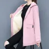 Abrigos de trinchera para mujer 4XL Mujeres Cortavientos 2023 Otoño Chaqueta de lana suelta con capucha Mid Long Abrigo con cremallera Bolsillo Mujer Abrigo básico 230912