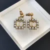 2022 Nouvelles boucles d'oreilles à breloques Mode Marque de luxe Designer Designs Perle Rim Laiton Lettre Pendentif Mariage Fête Couple Cadeau Exceptionnel237C