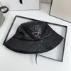 Hattar triangel designer hatt hink mössa för män kvinna pletter beanie pu läder cotten fiskare hattar vinter varm julklapp