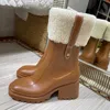 女性用の四角いつま先の雨ブーツ分厚い​​かかとの厚い靴底のブーツデザイナーチェルシーブーツレディースラバーブーツレインシューズ