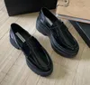 Tasarımcı Kadın Deri Platform Loafers Moda Sıradan Ayakkabı Altın Tonlu Metal Logo Siyah Cilalı Tıknaz Sole Lüks Ayakkabı