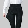Women Dwuczęściowe spodnie Sprężyna jesień w średnim wieku kobiety elastyczne talia swobodne proste spodnie żeńskie spodnie Lady paski Pencil Spodnie Czarne spodnie 5xL1833 230912