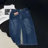 Abito a due pezzi firmato 2023 Estate Nuovo Miu Lettera 3D Pocket Print Versatile Heart Machine Split Denim Mezza gonna 0HDT