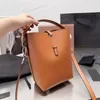 Drawstring hoogwaardige luxe handtas vrouw lederen bucket tas le37 gouden haak gesp buckle open en dichtbij helder met een helder gezicht lederen enkele schouder crossbody handtas