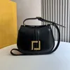 Lyxdesigner handväska crossbody väskor kvinnor läder axel väska f koppling väska mode präglad tygväska handväska kvinnor flip messenger väska plånbok grossist