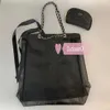 Bolsa de almacenamiento Conjunto clásico de 2 bolsas Letra C Organizador clásico Bolso de mano con estampado de malla para mujer con ribbion Moda Red de viaje Regalo de maquillaje 330a