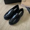 Tasarımcı Kadın Deri Platform Loafers Moda Sıradan Ayakkabı Altın Tonlu Metal Logo Siyah Cilalı Tıknaz Sole Lüks Ayakkabı