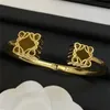 Klassisk trendiga lyxarmband designer smycken kvinnor guld armband mode ornament bröllop fest damer brev tryckt gåva armband trevligt