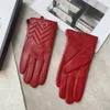 Fäustlinge gglies Frauen Designer Winter Schaffell Handschuhe Luxus Leder Fäustlinge Finger Handschuh g Kaschmir Innen Touchscreen 23091219Z