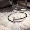 Pulsera de uñas Brazalete de oro para mujeres Hombres Brazaletes de acero inoxidable Clavos abiertos en las manos Regalos de Navidad para niñas Accesorios al por mayor