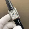 Montre femme à quartz Les détails délicats tels que le cadran argenté en nacre avec 13 diamants et les aiguilles en acier bleui montrent eleg259e