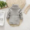 Pullover pojkar flickor turtleneck tröja kappa ren färg baby barn tröjor mjuka stickade pullover barn tjockare tröja fall vinterkläder 230912