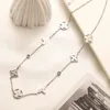 Designer di marca Pendenti con fiori Collane di lusso Placcato oro 18 carati Intarsio in acciaio inossidabile Lettere di cristallo Girocollo Collana con pendente a catena Accessori di gioielli Regali