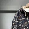 Męskie kurtki bombowce mężczyźni jesienne męskie trend koreański z kapturem luźny kwiatowy nadruk moda moda zwykły płaszcz męski streetwear 230912