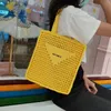 مصمم كلاسيكي رافيا حمل الأكياس الشاطئية الفاخرة العلامات التجارية جوفاء خارج خطابات قش الحقائب اليدوية