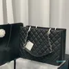 Borsa a tracolla classica Borsa da donna in pelle di vitello nera/agnello Borsa da viaggio media da donna con catena in argento dorato Grande spazio