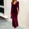 Freizeitkleider Herbst und Winter Frauen Velvet V-Ausschnitt Falten gewickeltes Hüftkleid eleganter Fischschwanz Slim Fit Evening