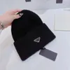 Klasyczny projektant zimowej czapki litery mody wydruku dzianinowe czapki dla mężczyzn wełniane czapki z odwróconym trójkątnym wzorem 4 sezon214t