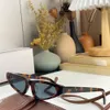 Damen-Sonnenbrille mit kleinem Rahmen 40231 Personalisierte Luxus-Designer-Sonnenbrille für Damen im Freien. Tasche mit brauner Sonnenbrille, die zum einfachen Tragen gekippt werden kann