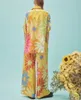 set di pantaloni a maniche corte in seta stampata floreale gialla da donna della stilista australiana