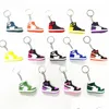 Sangles de téléphone portable Charms 14 couleurs Designer Mini 3D Sneaker Porte-clés Hommes Femmes Enfants Porte-clés Chaussures Cadeau Porte-clés Sac À Main Chaîne Panier Dhaye