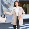 Trench da donna Cappotto in pelo di agnello da donna di media lunghezza 2023 Autunno Inverno Versione coreana Vestibilità ampia Chiusura in vita Cotone ispessito