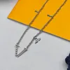 2023 Luxurys Sale Anhänger Halsketten Mode für Mann Frau Designer Marke Brief Choker Kupfer Urlaub Geschenk Schmuck Herren Damen Hochwertig 19 Stile