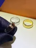 Luxe merk presbyopie alfabet ring voor mannen vrouwen titanium staal gegraveerd letterpatroon eenvoudige en modieuze ringen liefhebbers sieraden geschikt