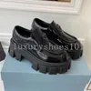 مصمم العلامة التجارية Monolith Loafer Shoes متسكعون جلدي معدني بلورات شريحة الساتان المثلث الشعار الأسود أحذية منصة