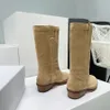 Kaki nubuck leer Platte en lage hak Martin Knight Halve laarzen Simple Fashion laarsjes Designer Boots Damesschoenen Fabriek