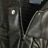 Fourrure pour hommes Fausse Fourrure Femmes Vestes en cuir PU Manteau à capuche à la mode Manteaux à fermeture éclair complète Veste en métal Triangle Badge Veste Vêtements d'extérieur de haute qualité L230913