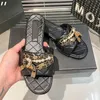 Designers Luxury Fashion Slippers Chaneles Woman Thick Sole Plat Pearl Chain Buckle Slides TPU Comfort Sandaler för damälskare Parskor utomhusstrand